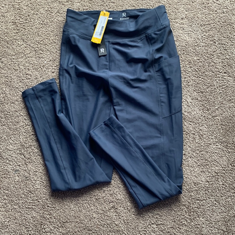 Blue Runway athletic leggings with pockets NWT